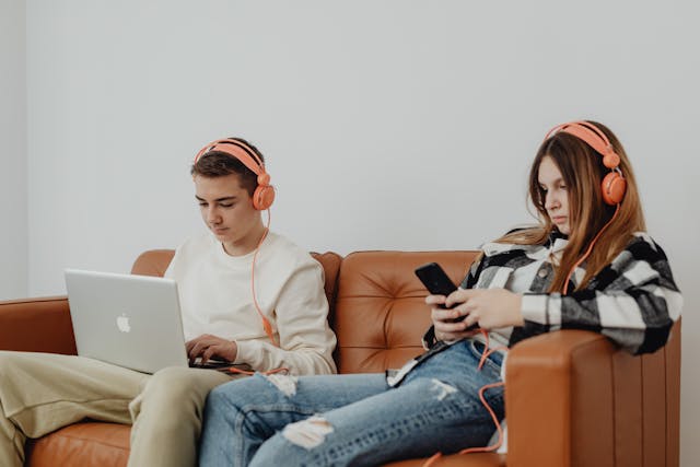 Al momento stai visualizzando L’era digitale e il mondo degli adolescenti