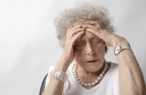 Scopri di più sull'articolo Ansia negli anziani: sintomi, cause e quando è il momento di chiedere aiuto